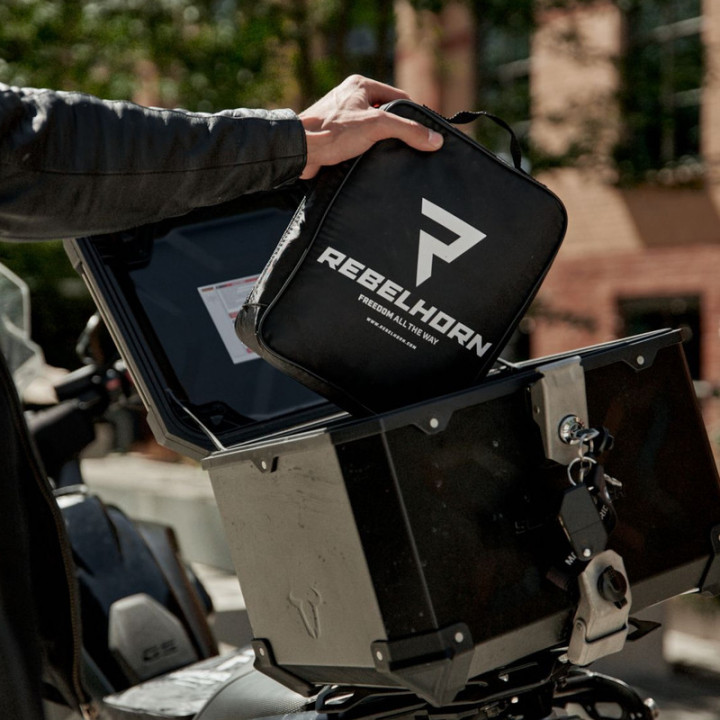 POKROWIEC NA MOTOCYKL REBELHORN COVER 2 Z MIEJSCEM NA KUFER BLACK SILVER